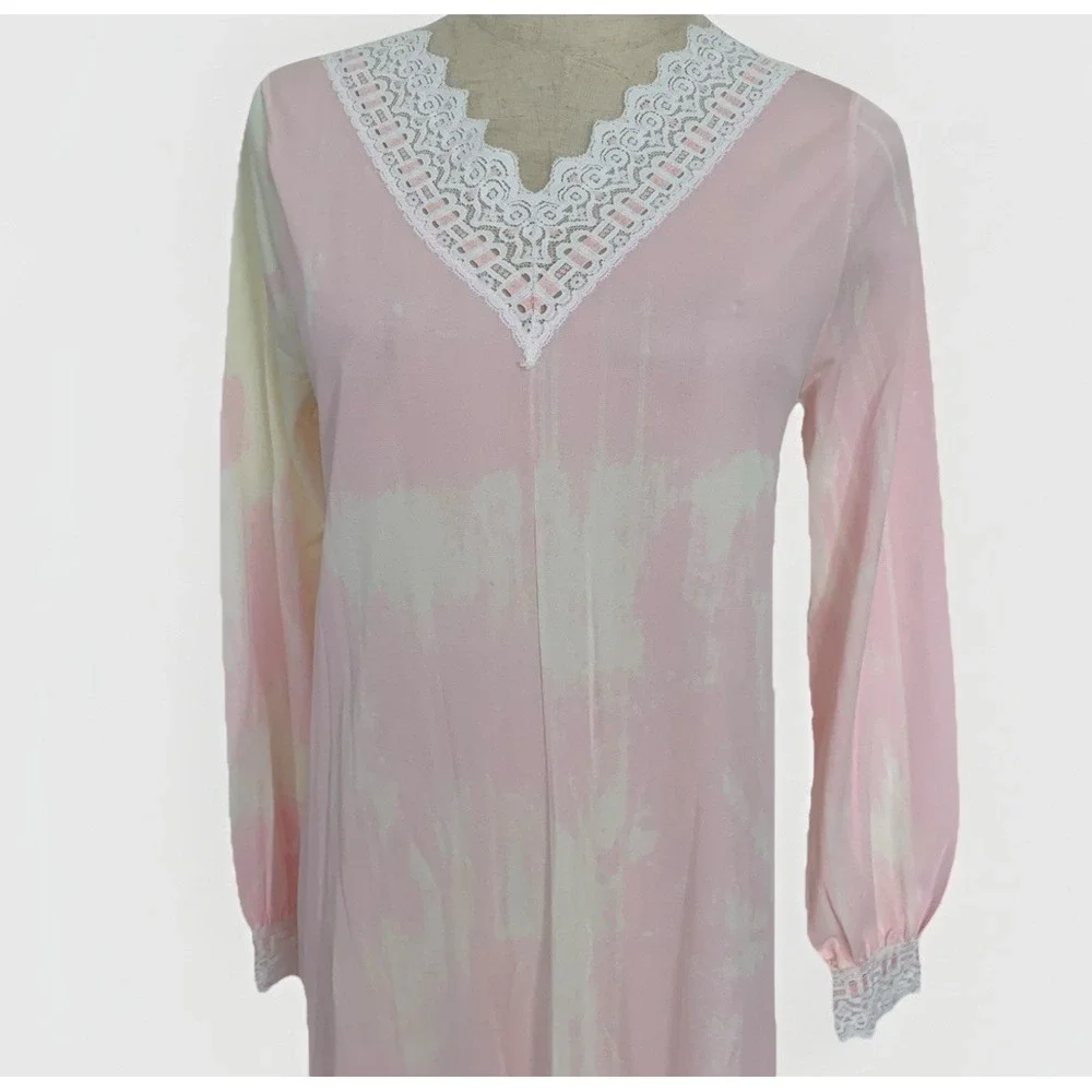 Vtg Miss‎ Elaine Long Nightgown Robe Low Back Lace